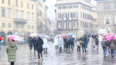 佛罗伦萨的<strong>雨天</strong>。 旅游者在<strong>雨天</strong>走在城市的街道上